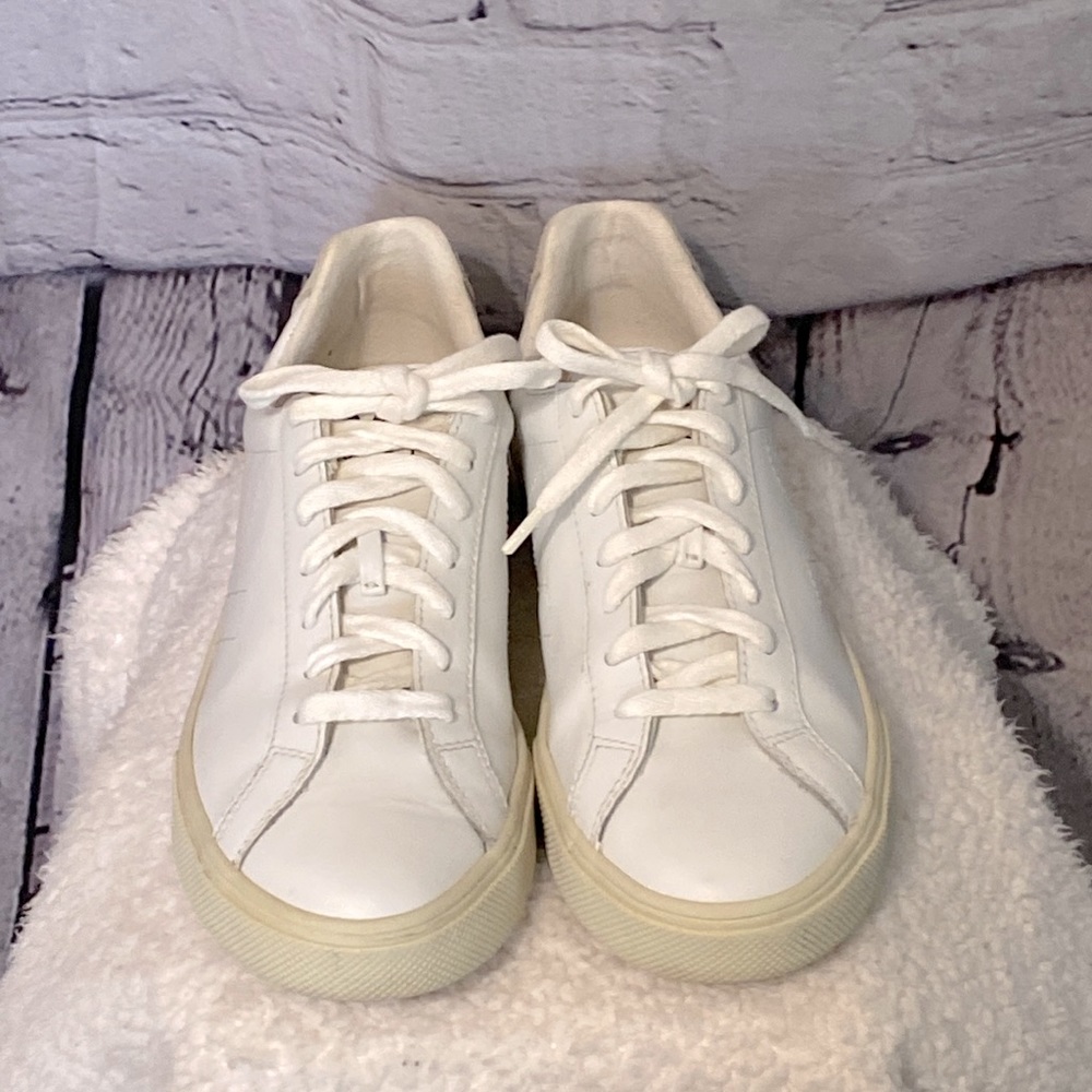 VEJA WOMEN’S SNEAKERS…White..Sz 6